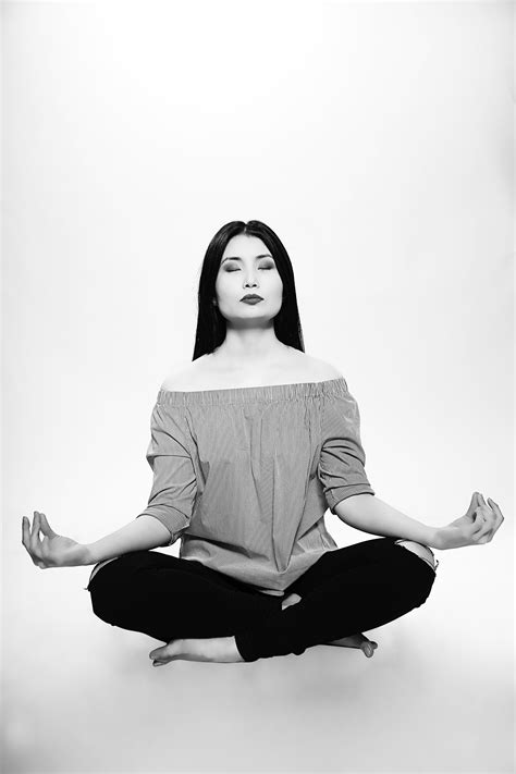 banco de imagens pessoa preto e branco menina fotografia sentado monocromático ioga