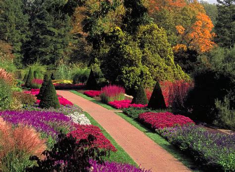 This flower garden flower garden used to be called with kew and has an area of more than 300 hectares and a garden which has the largest plant tags: Top 10 Most Beautiful Gardens In The World - The ...