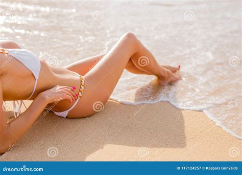 白色比基尼泳装的性感的女性晒日光浴在海滩的 库存图片 图片 包括有 沙子 夫人 设计 宝贝 节假日 117124257