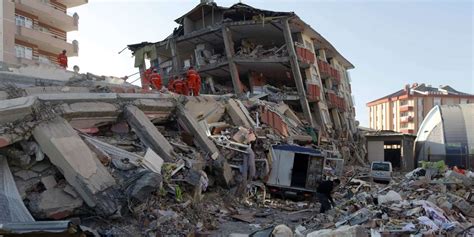Il n'est pas forcément évident de bien réagir avant, pendant et après un séisme. Dans l'est de la Turquie, un fort tremblement de terre fait plus de 200 morts