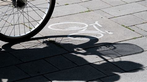 Jugendlicher Nackt Auf Fahrrad Unterwegs