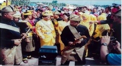 Muhammad ariff qayyum mohd zambri, 25, berkata, insiden yang berlaku ini sesuatu yang positif dan. "SULTAN MELAKA DARUL ISLAM" OFFICIAL BLOG: ALAT KEBESARAN ...
