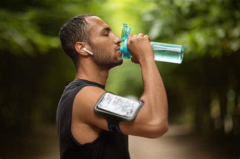 Premium Photo Sporty African American Man Drinking Water Exercising