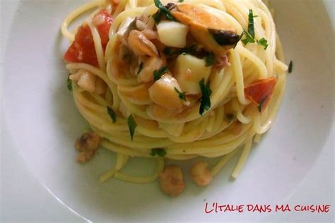 Spaghettis aux fruits de mer. Spaghetti aux fruits de mer, tomates et vin blanc ...