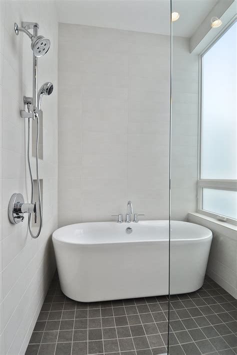 Freestanding contemporary bathtub, fitting for smaller bathrooms. Perfect Small Bathtubs With Shower Inspirations - HomesFeed