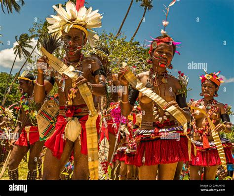 Danza Milamala Tradicional De Las Islas Trobriand Durante El Festival Del Amor Libre Kwebwaga
