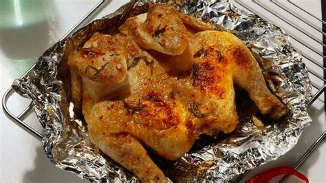 Is there any particular reason one would line with foil rather than parchment paper? Aluminum Foil vs. Parchment Paper - Cook It
