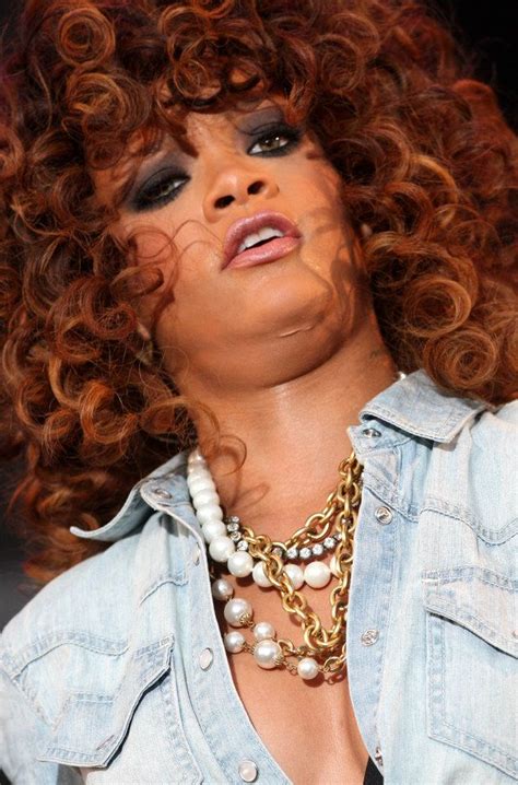 Showbiz Stars Pulling Funny Faces On Stage Rihanna Beyonce Funny Faces