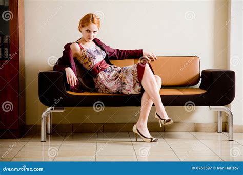 mujer en el sofá imagen de archivo imagen de pierna retrato 8753597