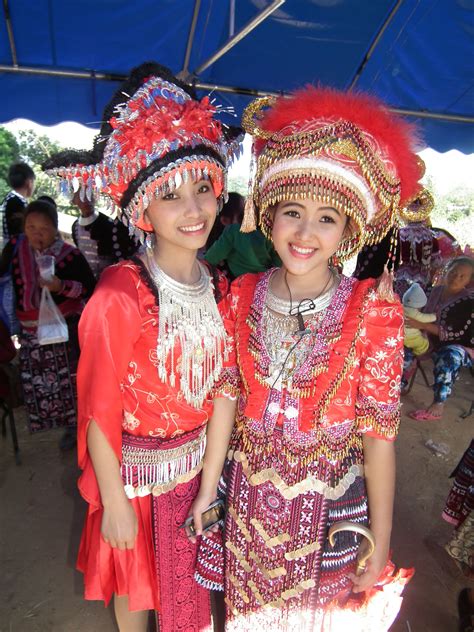 celebrating-the-hmong-mong-new-year-traditional-tribal-outfits-hmong-women,-hmong-fashion