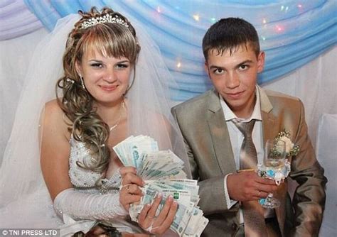 Russian Wedding Photos Take Less Than Traditional Approach Daily Mail Online