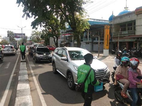 Salut Driver Gojek Blusukan Ke Jalan Galang Donasi Bantu Bocah