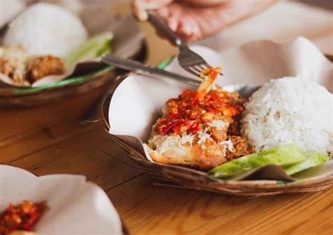 Pembuat ayam geprek pertama di indonesia, ruminah asal yogyakarta mengatakan ayam geprek adalah ayam goreng tepung (kentucky) yang diberi sambal di atasnya. Cara Membuat Ayam Geprek yang Enak dan Mudah