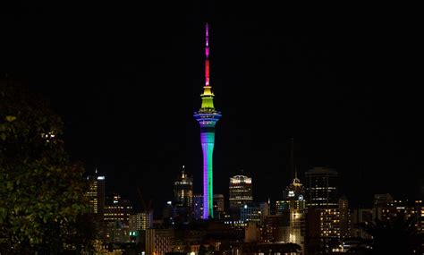 Ooh, lightin' up the sky. Sky Tower lights up for New Zealand | Auckland for Kids