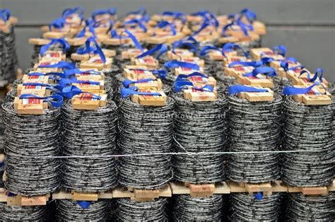 Memasang kawat kasa pada jendela dan sistem ventilasi rumah. jual kawat duri hica surabaya | DISTRIBUTOR SENG BJLS ...
