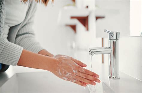 You can wash your hands any time you think they might be dirty, but there are certain situations where washing your hands is essential. This is *exactly* how long to wash your hands to kill ...