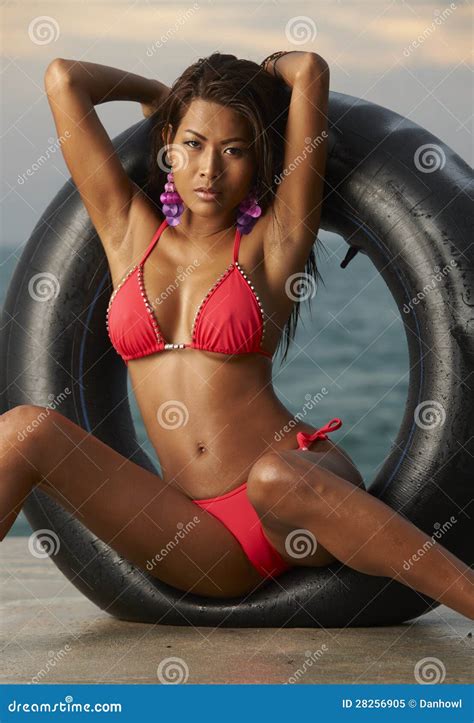Modèle Thaïlandais De Bikini Avec Le Tube Image Stock Image Du Brunette Assez 28256905