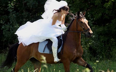 Обои девушка невеста скачет на лошади на рабочий стол
