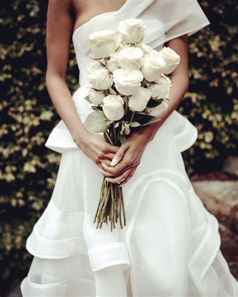 Super Long Stem Weddingbouquets Are Not Only A Trend Right Now But