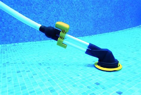 La piscina non è sono pulizia del fondale e delle pareti, uso del cloro e utilizzo del retino sono alcune operazioni di base per mantenere sempre pulita l'acqua della piscina. Pulitore aspiratore automatico Zappy per piscine fuori ...