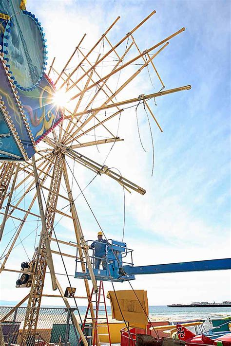 After Almost 60 Years Santa Cruz Beach Boardwalk Removes Ferris Wheel