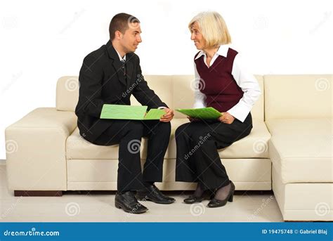 Deux Gens Daffaires Ayant La Conversation Photo Stock Image Du