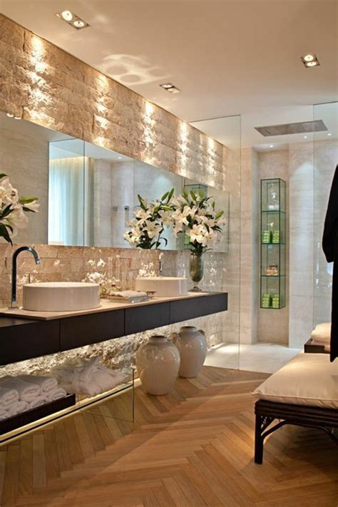Ob naturstein oder holz, changierende tonfarben an den wänden oder ein fotomotiv mit einem alpinen sturzbach: badezimmer dusche ideen - sandrajillshop