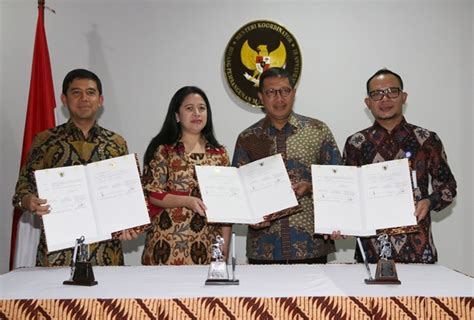 Pemerintah memangkas cuti bersama 2021 yang semula 7 hari menjadi 2 hari saja. Kementerian Pendayagunaan Aparatur Negara dan Reformasi ...