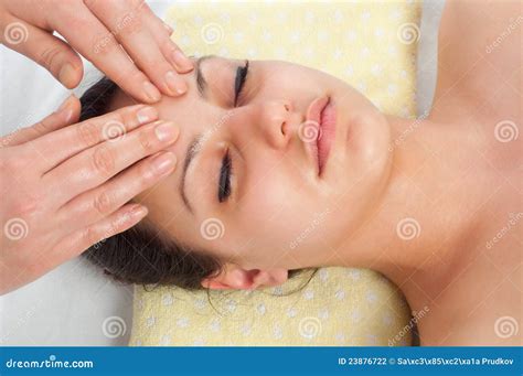 Belles Jeunes Femmes Obtenant Un Massage De Visage Photo Stock Image