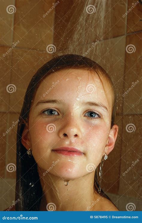 Menina No Banheiro Imagem De Stock Imagem De Humano Puro 5878495