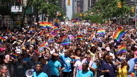 desfile del orgullo gay inunda de fiesta y color a nueva york n