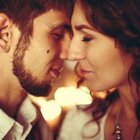 Lindo Casal Com Os Olhos Fechados Beijando Foto Premium