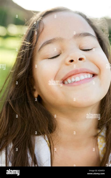Cute Little Girl Smiling Et Heureux Photo Stock Alamy