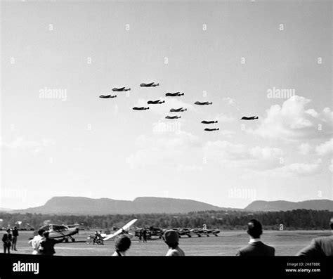 Oslo 19510527 Flight Flights at Fornebu gathered 40,000 spectators who