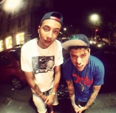 Tatuaggio floreale tatuaggio del dito nuovi tatuaggi. Tutte le foto dei rapper italiani prima di diventare ...