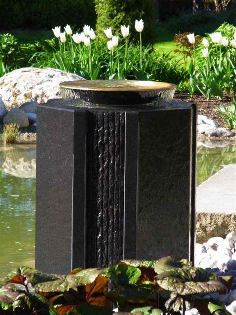 Ein schöner garten dient der entspannung und soll ein angenehmer anblick sein. Exklusiver Garten-und Terrassenbrunnen aus Basalt und Bronze