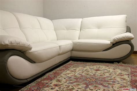 Se il tuo appartamento è piuttosto moderno, scegli un semplice divano ad angolo con schienale regolabile o una chaise longue vintage su gambe. Divano ad angolo retto in pelle modello New Zealand