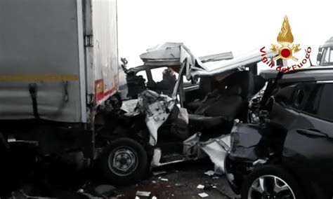 Sul posto una vera e propria task force di soccorsi. Incidente mortale in autostrada a Vicenza per la nebbia ...