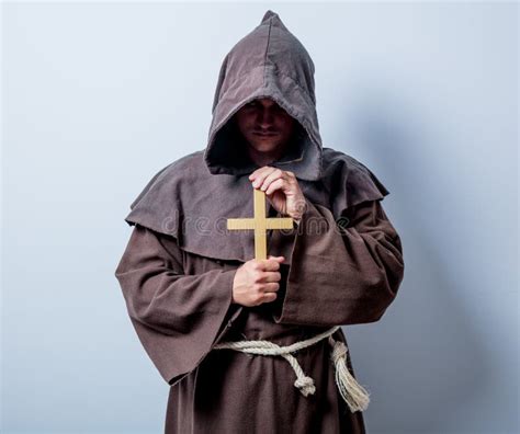 Porträt Des Jungen Katholischen Mönchs Mit Kreuz Stockfoto Bild Von