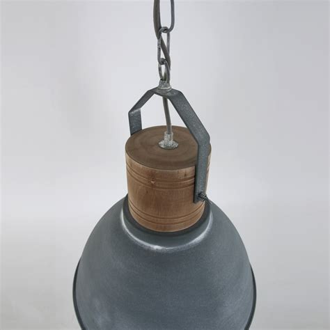 Maybe you would like to learn more about one of these? Grijze hanglamp met houten opzetblok