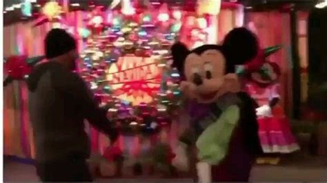 Man Proposing Minnie Infront Of Mickey Rfunny