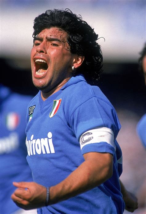 Diego recibió la nacionalidad argentina en el consulado en roma. Diego Armando Maradona - Wikipedia
