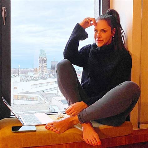 D ie ard hat mit einer spektakulären verpflichtung den frauenanteil bei der „sportschau erhöht. Esther Sedlaczek In Jeans / Schone Valeska Homburg Ihr ...