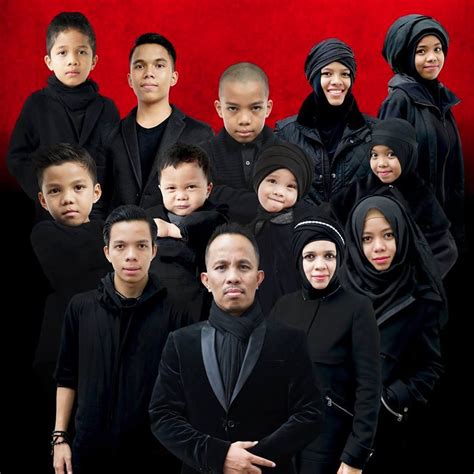 Itupun belum dibedah satu per satu channel youtube anaknya. Kisah Awal Mula Keluarga Unik Gen Halilintar Yang Spektakular | Komburyok