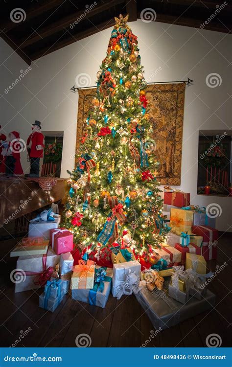 Top 84 Christmas Tree Lots Of Presents Update