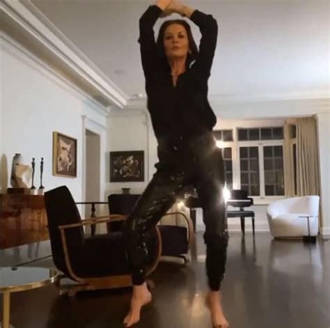 Catherine Zeta Jones Surpreende Ao Posar De Biqu Ni Preto Aos Anos Monet Celebridades