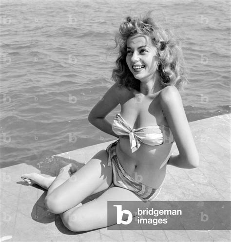 THE SINGER AND ACTRESS ABBE LANE AT VENICE LIDO BEACH 1956