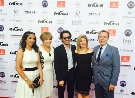 منى زكي هي زوجة الفنان الكوميدي أخمد حلمي، وتزوجته في 4 أيار/مايو عام 2002. أحمد حلمي وزوجته يشاركان في احتفالية مجلة Enigma بأمريكا.. صور