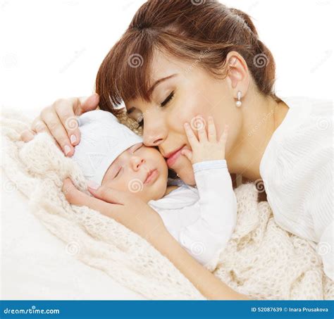 Retrato Recién Nacido De La Familia Del Bebé De La Madre Mamá Con El