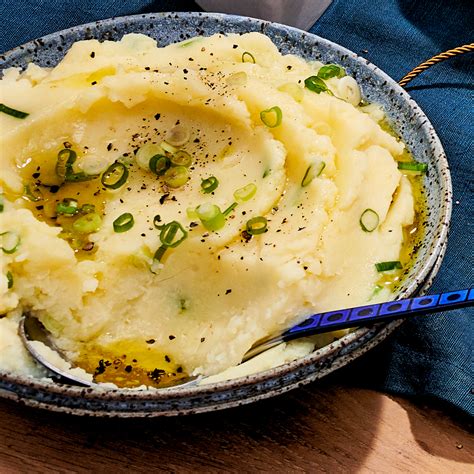 Olive Oil And Scallion Mashed Potatoes Recipe Rachael Ray In Season